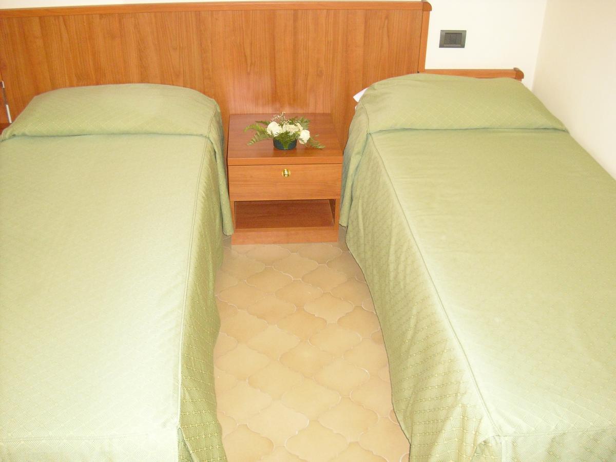Hotel La Collinetta Sas à Montazzoli Extérieur photo